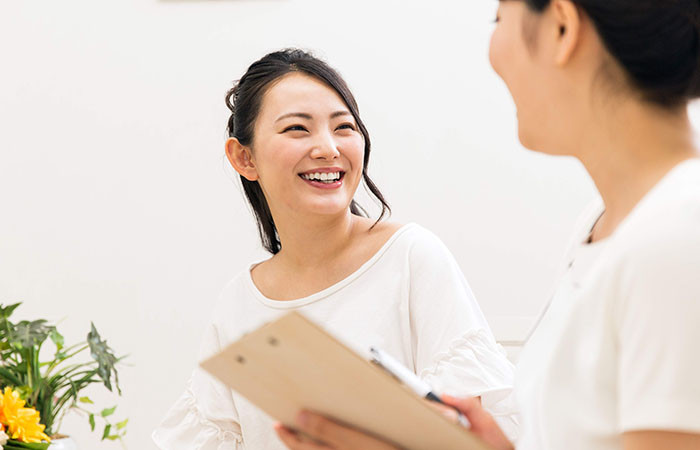 笑顔で話す女性二人